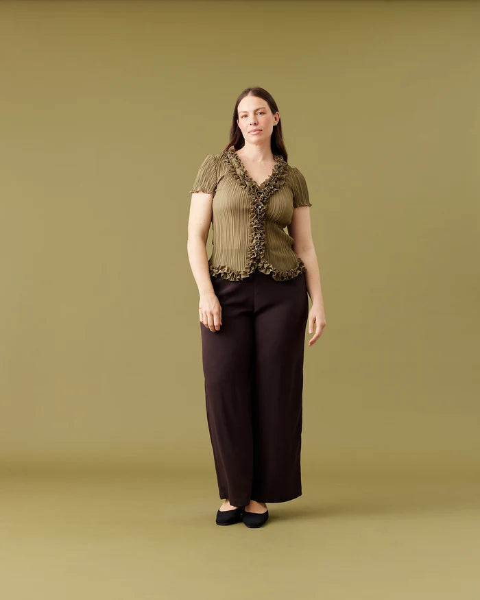 CHELSEA SHORT SLEEVE CRINKLE TOP OLIVE