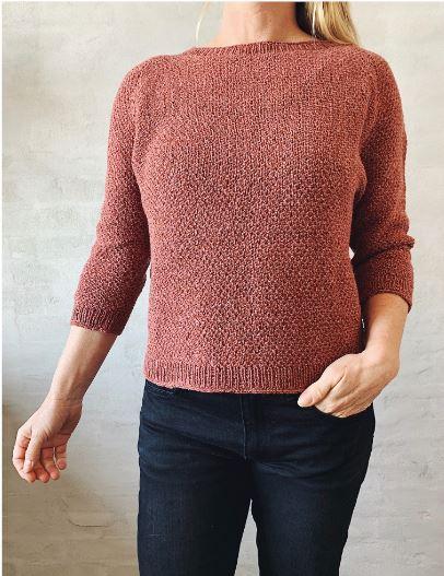Dahlia i hverdagskit på model. Strikkekit og strikkeopskrift fra Önnling