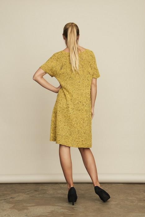 Iris kjole, en gul sommerkjole med hulmønster, strikket i det populære silke kit fra Önling,