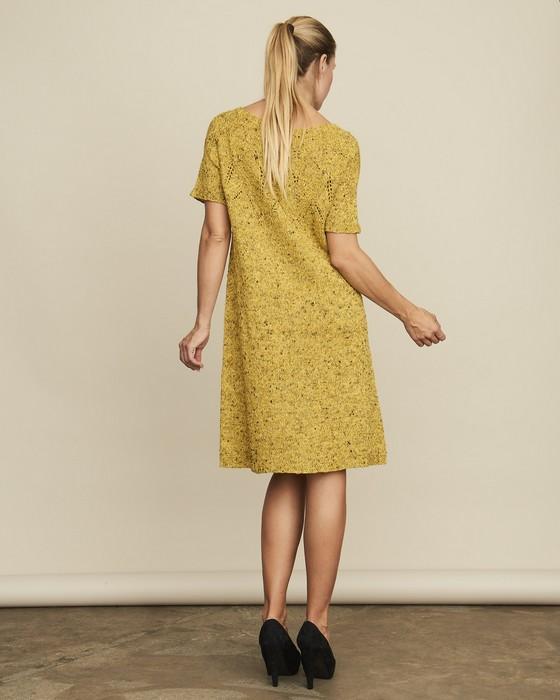 Iris kjole, en gul sommerkjole med hulmønster, strikket i det populære silke kit fra Önling,