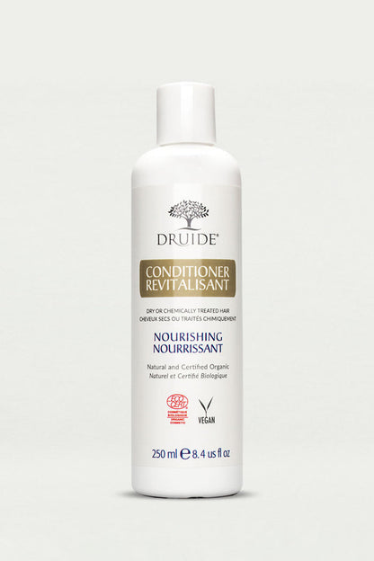 Druide Natural Conditioner flip top white plastic dispenser of 250 ml shown against a clear background.