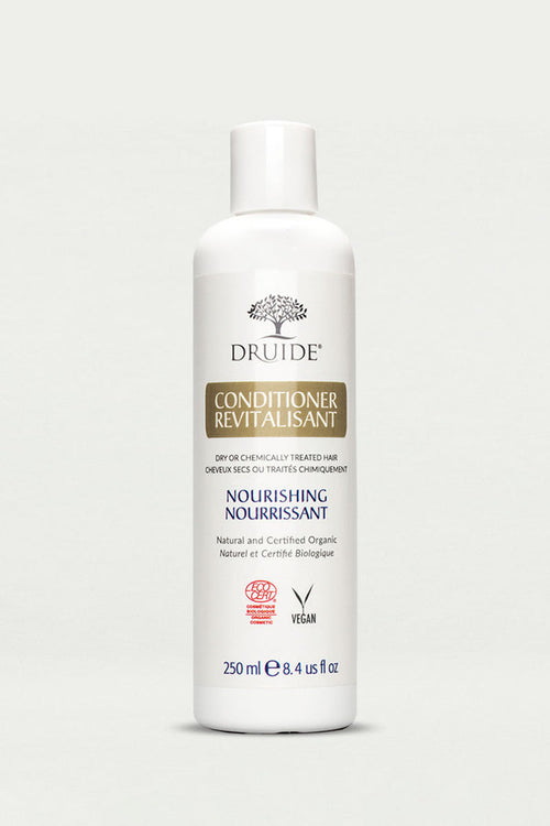 Druide Natural Conditioner flip top white plastic dispenser of 250 ml shown against a clear background.