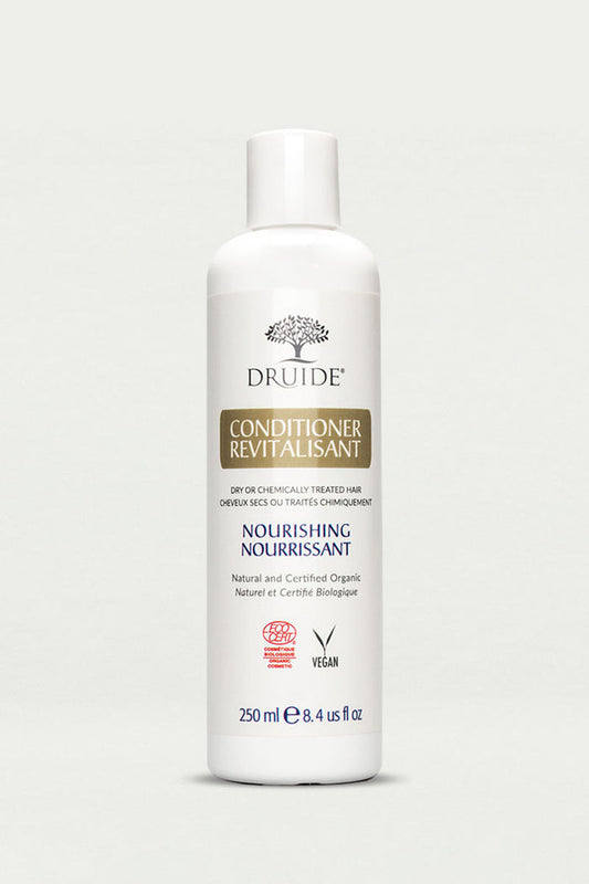 Druide Natural Conditioner flip top white plastic dispenser of 250 ml shown against a clear background.