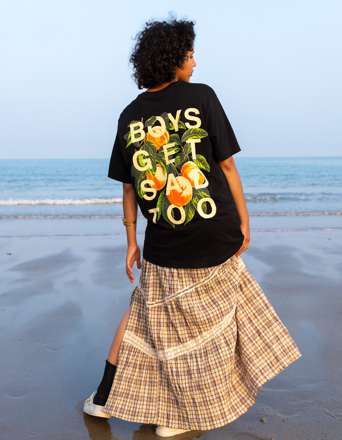 PEACHES BLACK TEE