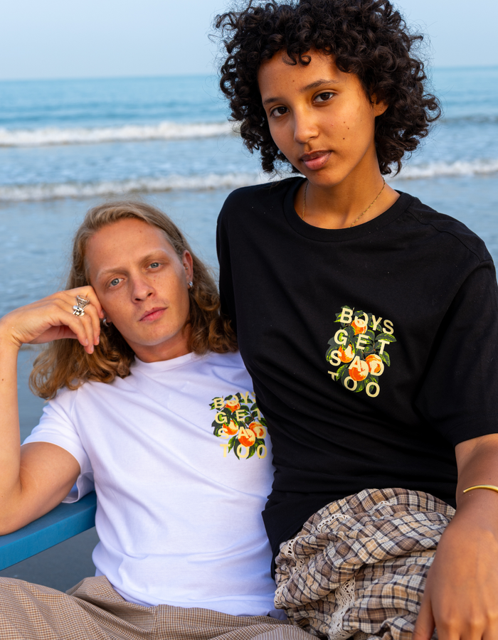 PEACHES BLACK TEE
