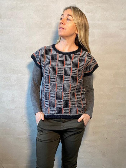 Saga vest af Hanne Falkenberg, strikkekit | 71 Black, 75 Grey, 92 Brandy